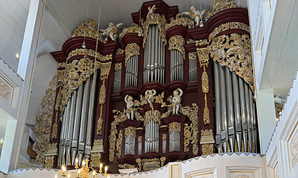 Die prachtvolle Stertzingorgel prangt über dem Altar und ist Blickfang im Kirchenschiff