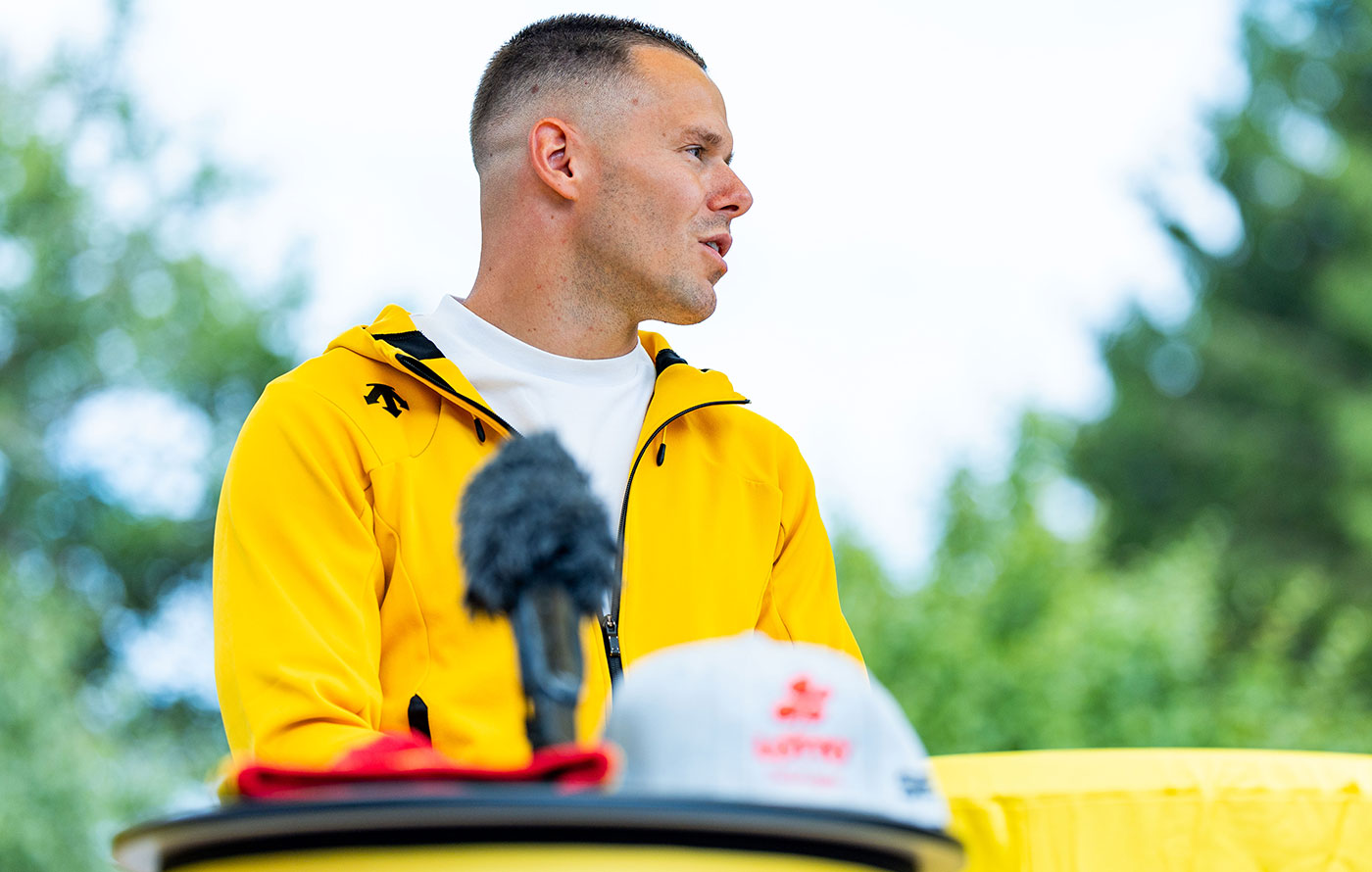 Christopher Grotheer bei der Vertragsunterzeichnung mit LOTTO Thüringen in Oberhof