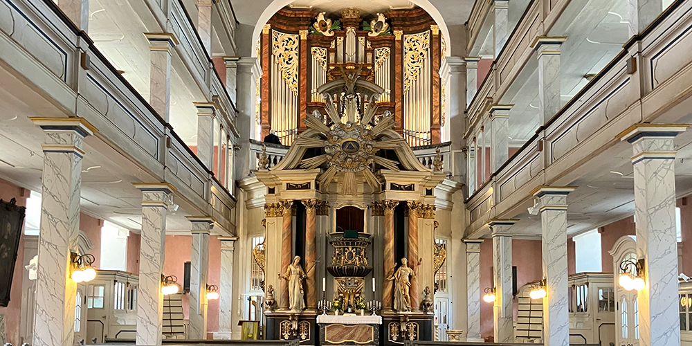 Hier sieht man die barocke Orgerl der Kreizkirche Suhl. Das Bild wurde bei der Preisüberabe an den Orgelbauförderverein Kreuzkirche Suhl e.V. aufgenommen