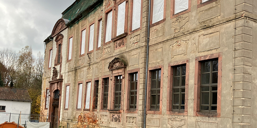 Die Aussenfassade des Förerpbjektes Halbes Schloss in Langenleuba-Niederhain