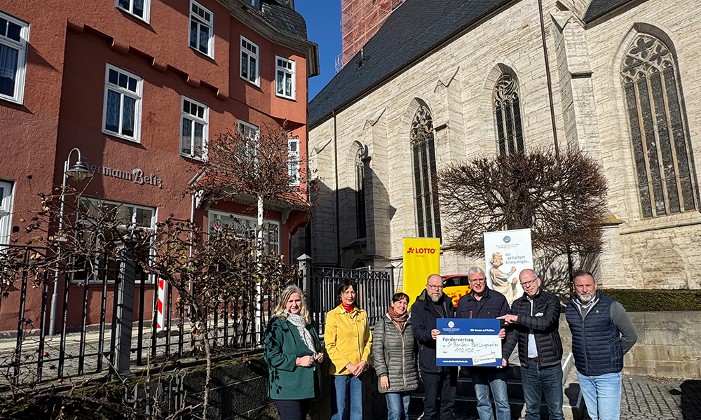 Der Peis wurde an einem frühlingshaften Spätwintertag vor dem Kirchengebäude an den Pfarrer der Kirche St. Bonifacii in Bad Langensalza übergeben