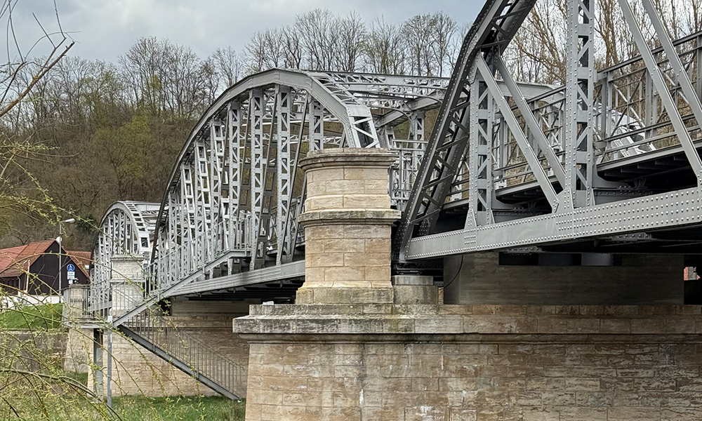 Die Carl Alexander Brücke ist ein Publikumsgewinner mit steinernem Fundament und einem Bogenaufbau aus Stahl