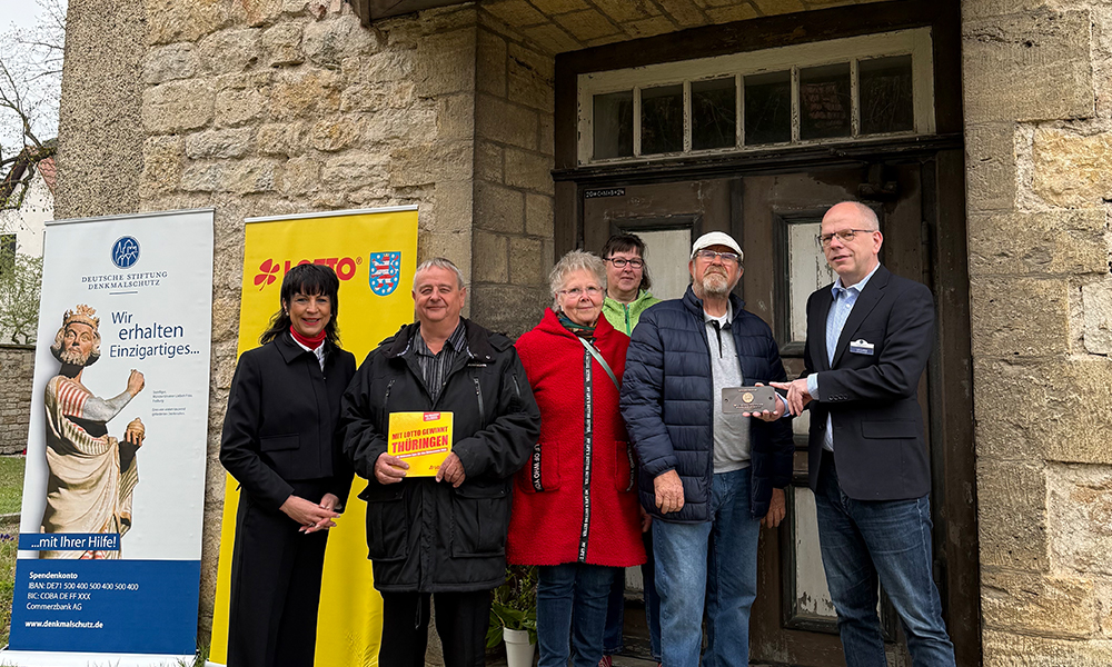 Übergabe der Bronzetafel vor dem Haupttor der Kirche in Beichlingen
