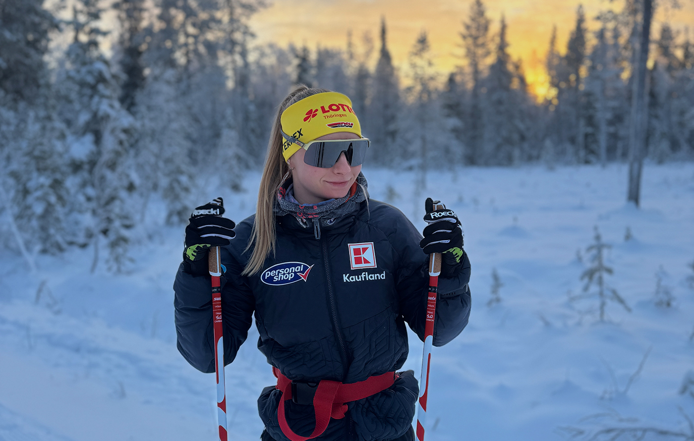 Helen Hoffmann vm Schnee vor einem schönen Sonnenuntergang