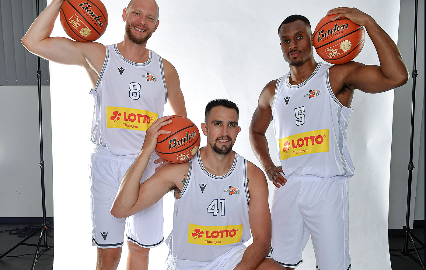 Das Bild zeigt die Spieler beim Fotoshooting im Trikot und mit Ball.