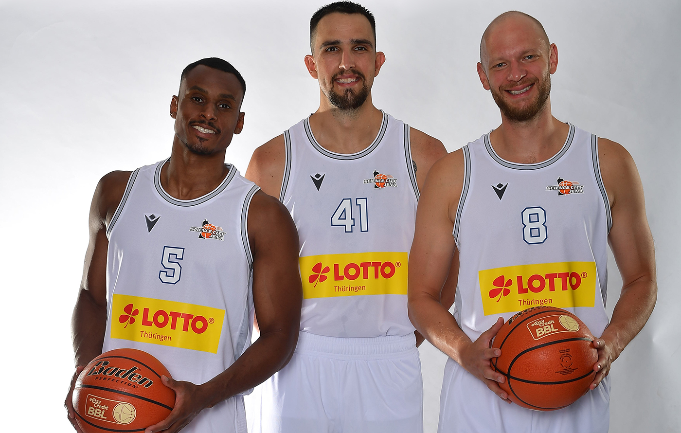 Das Bid zeigt Spieler von Science City Jena beim Fotoshooting der neuen Trikots.